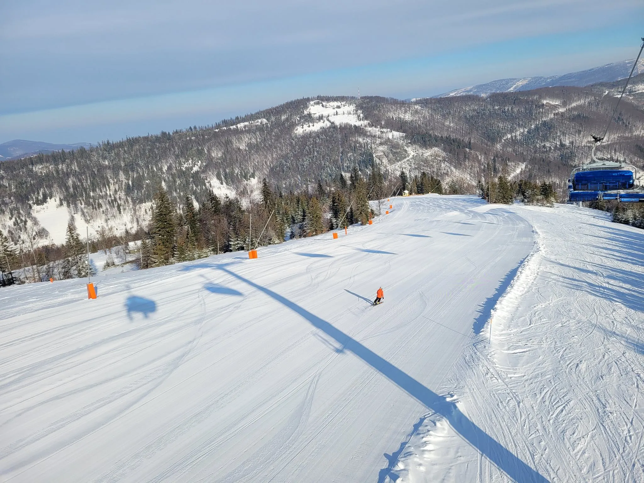 Apartamenty w Szczyrku zimą - widok na zasnezone góry i wyciągi narciarskie